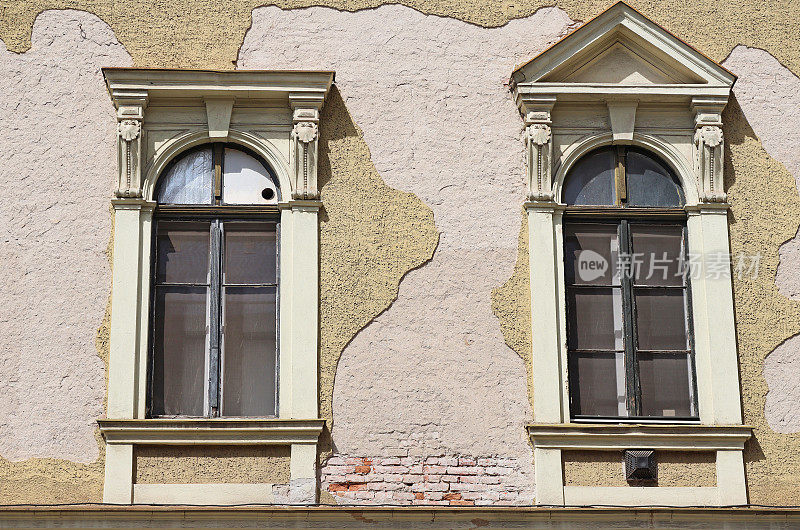 一座破旧建筑的窗户