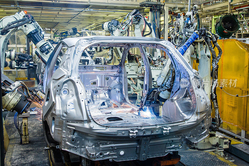 汽车工厂正在生产的汽车
