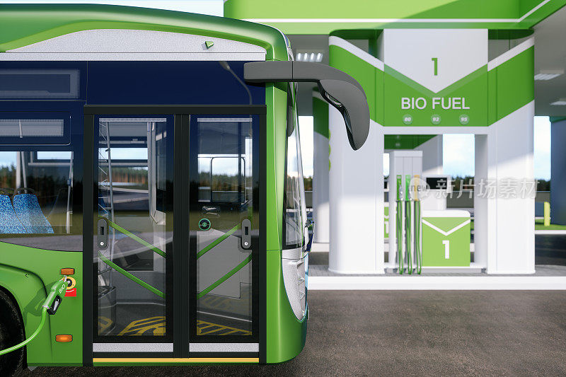 生物燃料在加油站为公共汽车加油，实现环保交通