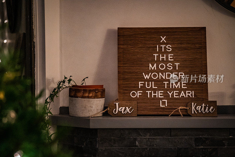 木制装饰品上有“Jax”，“Katie”的名字，还有“这是一年中最美妙的时光”的文字