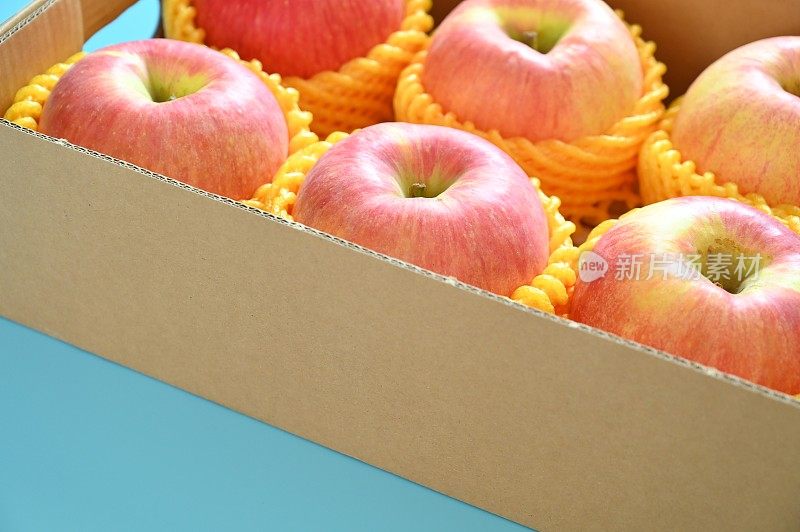 蓝色背景的盒子里有漂亮的粉色苹果