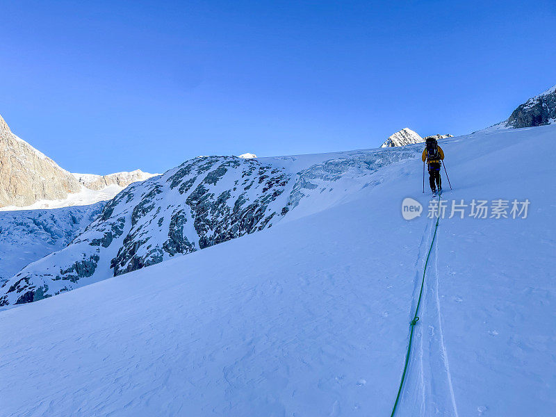 一个人在高山上滑雪