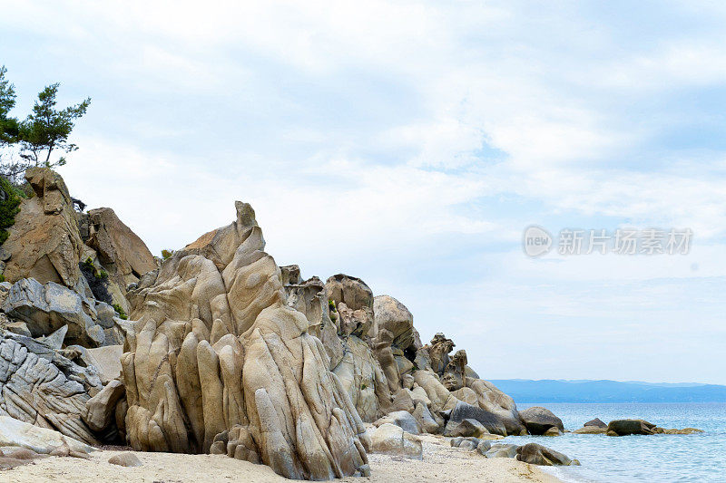 蓝色的大海，松林和白色的石头，弗尔弗鲁，法瓦海滩