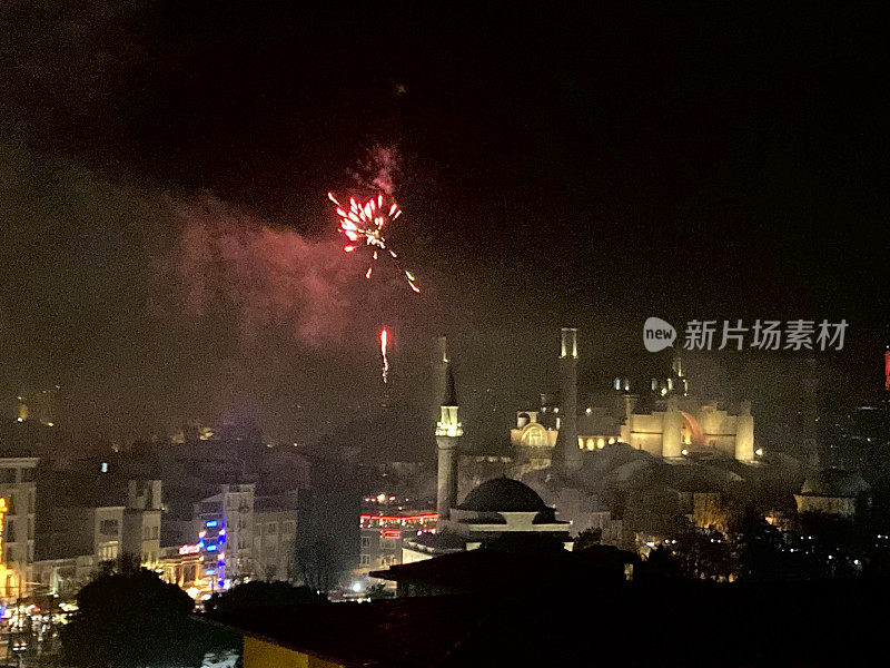 土耳其-伊斯坦布尔-圣索菲亚清真寺的夜晚和烟火