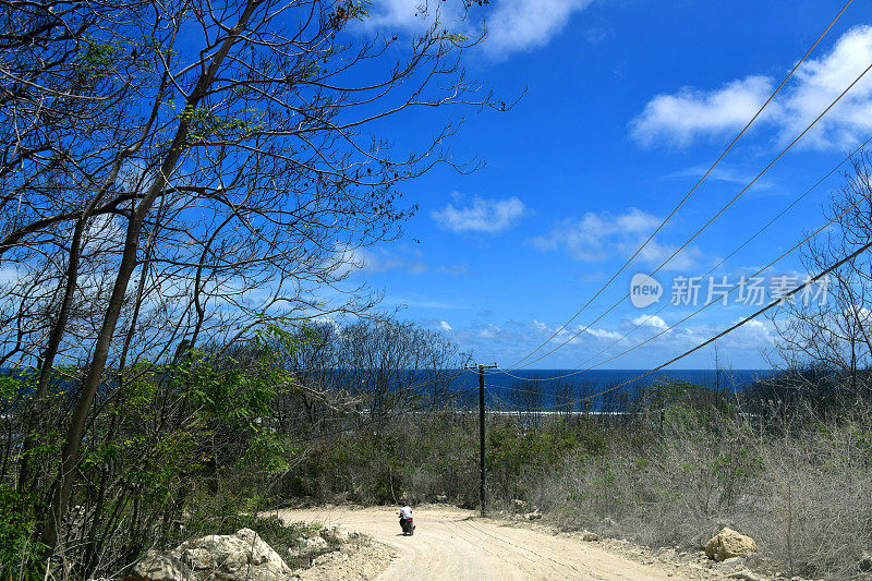 瑙鲁Anibare区通往海洋的土路