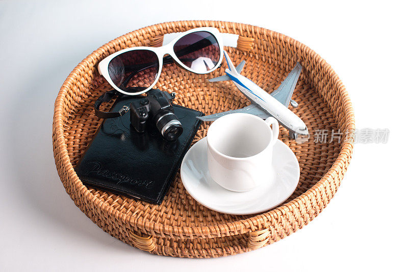 旅游，收集东西和手提箱。端着咖啡拿着护照等飞机。旅行的概念