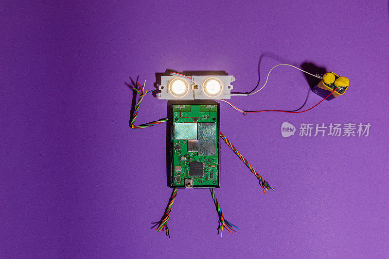 手工制作的机器人平面放置在arduino平台上。DIY。人工智能。蒸汽。紫色的背景。儿童和青少年的Stem教育，机器人和电子学。副本的空间。