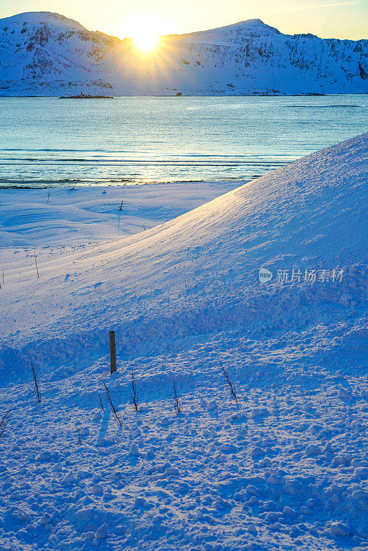 在挪威，斯堪的纳维亚半岛的罗弗敦群岛的Flakstadoya岛上的Rambergstranda海滩上的雪景