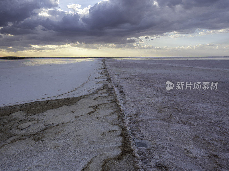 夕阳下干涸的盐湖