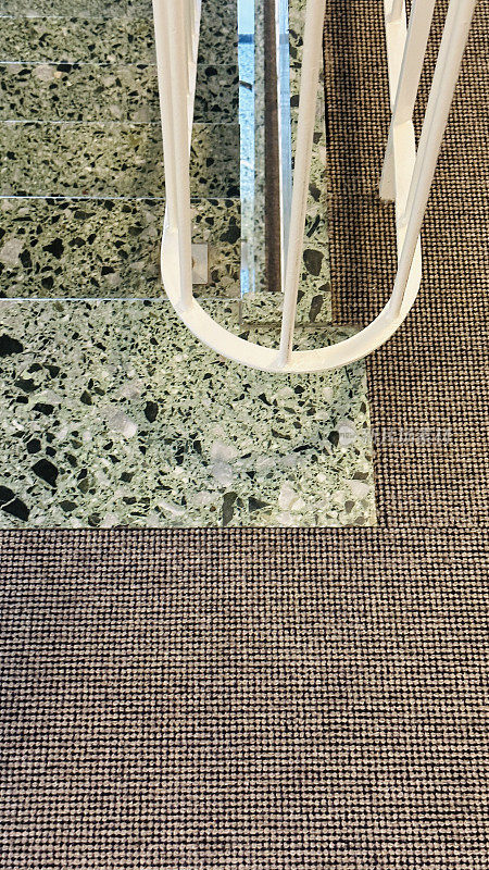 混合石材和地毯地板