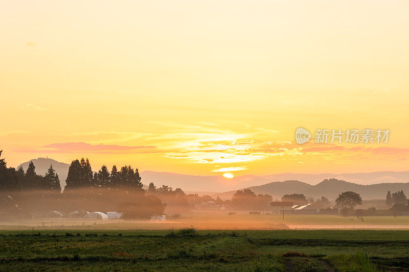 雾蒙蒙的日本乡村夏日日出