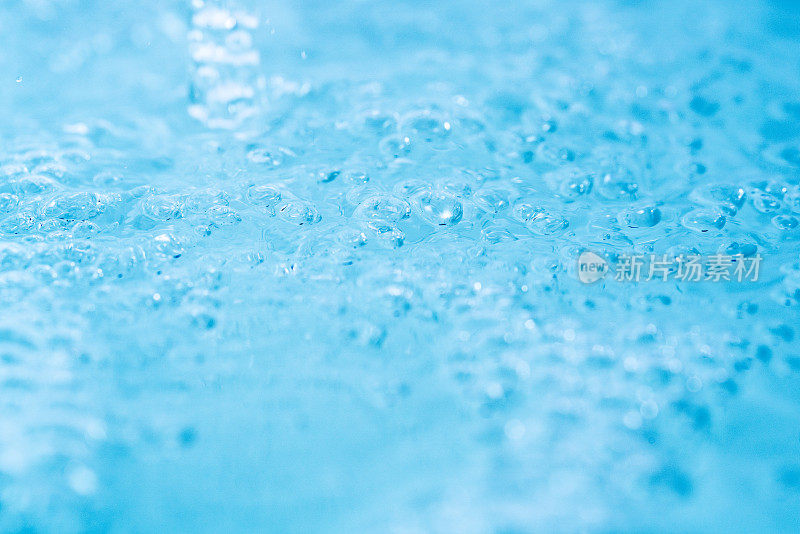 纯净的蓝水。艺术水背景