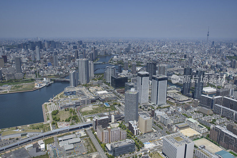 从东京都的南侧向东京天空树的丰洲站航拍