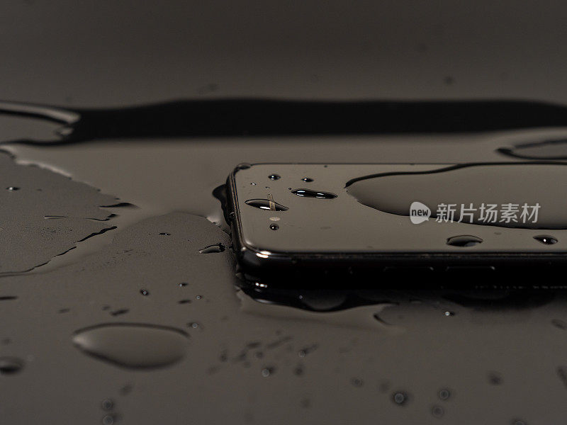 水洒在了智能手机上。智能手机掉进水里了。