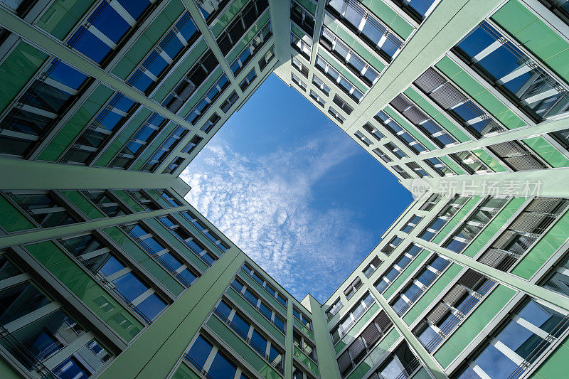 建筑物对着天空的低角度视图