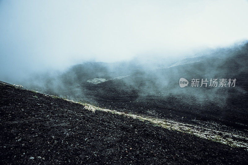 烟雾缭绕的埃特纳火山，西西里岛，意大利