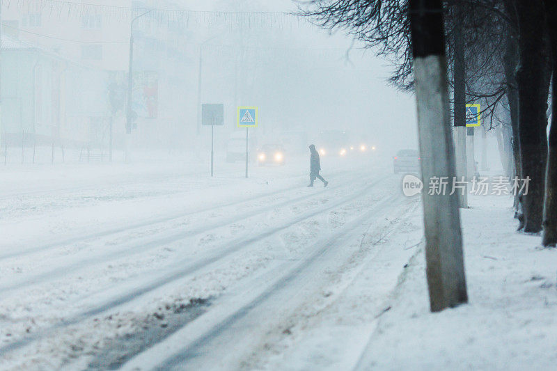 暴风雪来了。冬天的天气。深的雪