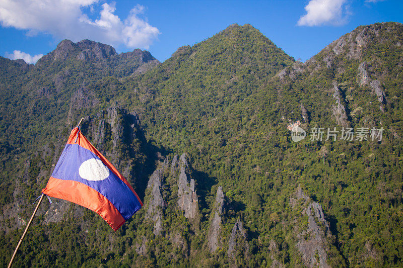 美丽的风景与老挝国旗从南赛的观点，旺荣，老挝