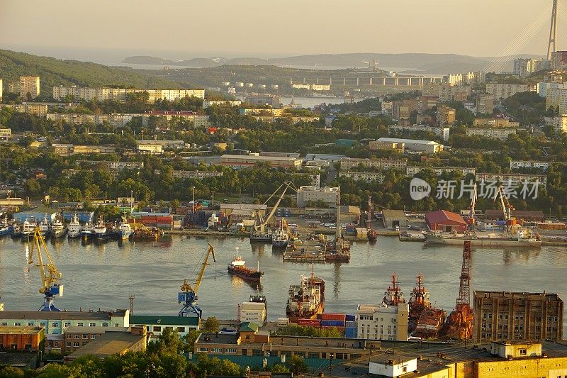 符拉迪沃斯托克。滨海Krai。远东。俄罗斯。符拉迪沃斯托克夏天的日落。