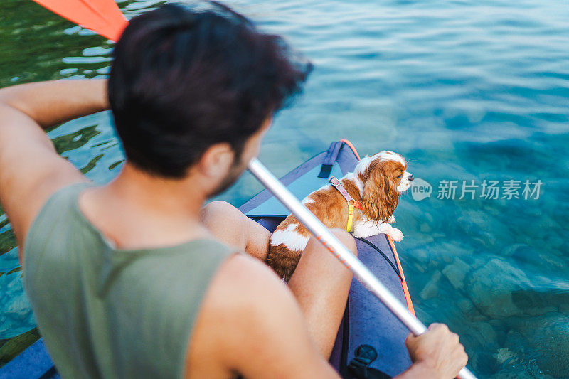成年男子喜欢和他的狗一起划皮划艇