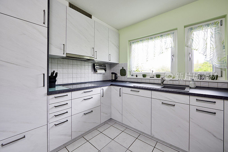 新装修的公寓:白色厨房
