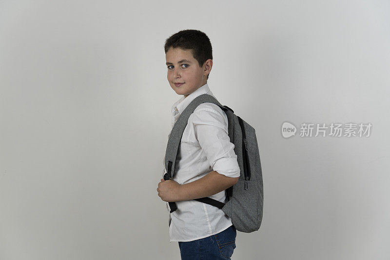 一个男孩正准备去上学。
