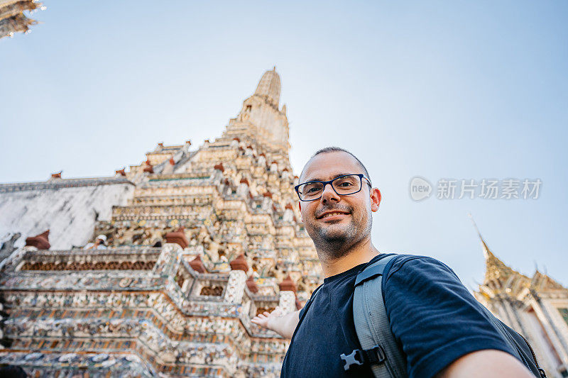 一名年轻人在泰国曼谷的黎明寺自拍