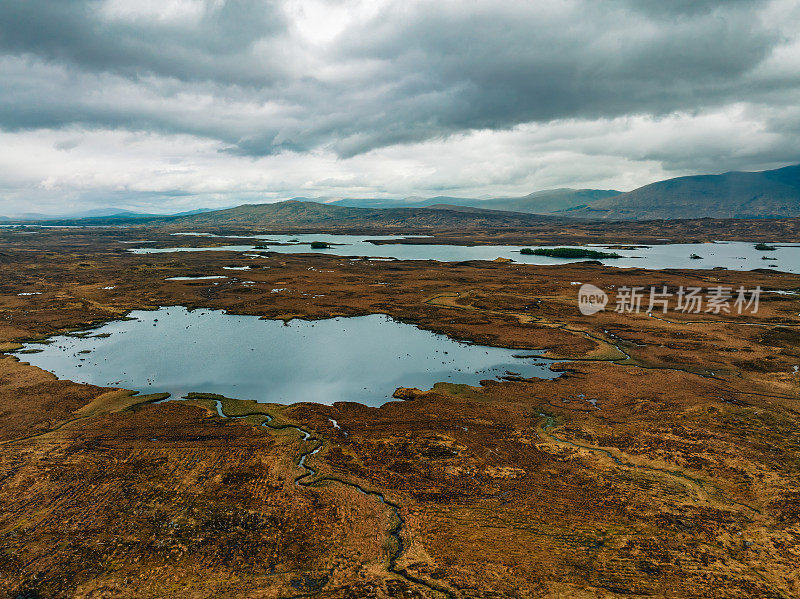 在阴天鸟瞰兰诺克沼泽，苏格兰高地，苏格兰，英国