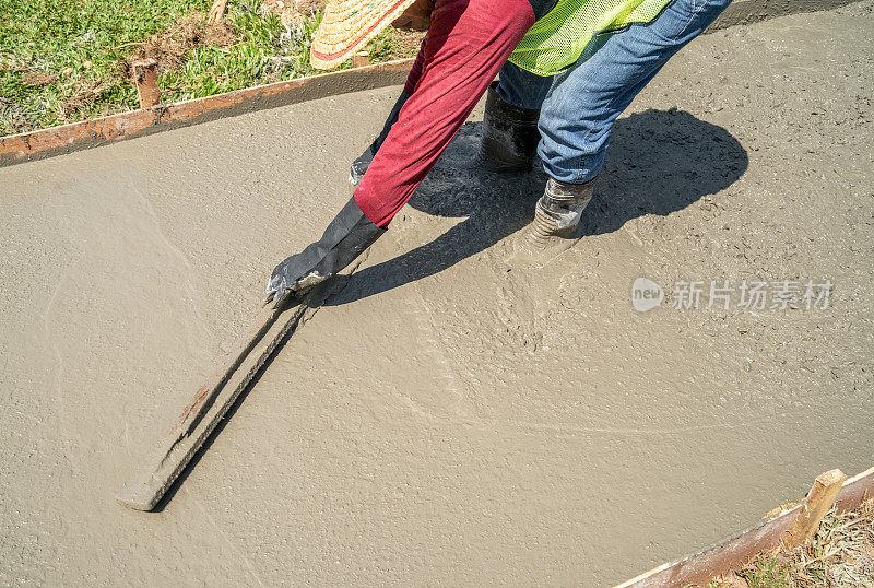 工人在室外浇筑混凝土