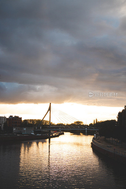 夜晚的灯光照亮了比利时瓦隆地区科尔特里克市的一座主要桥梁。格罗宁格堡地标横跨莱河