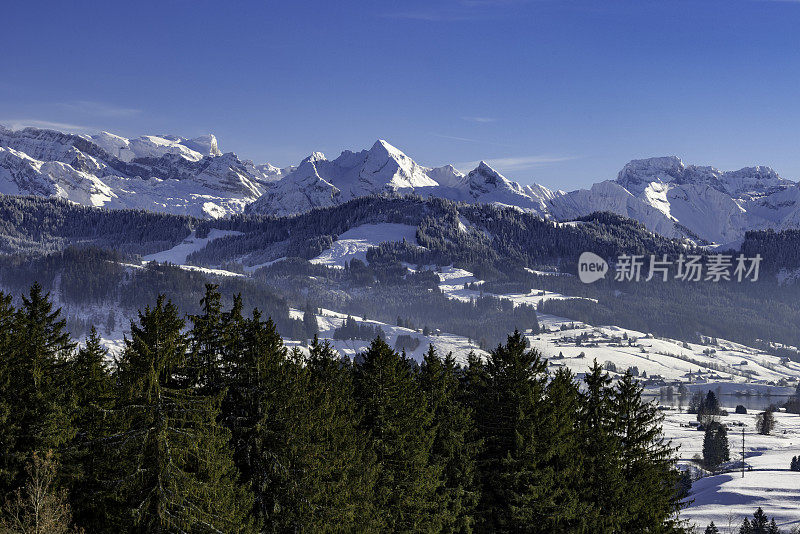 初冬，瑞士中部艾因西德尔附近的第一场雪