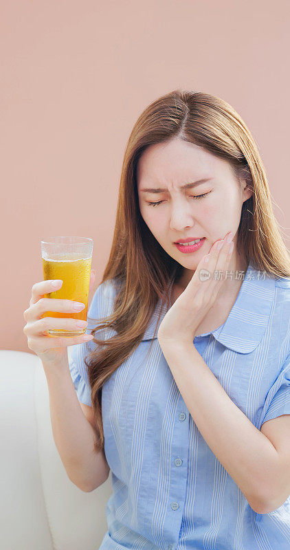 亚洲女性牙痛冷饮