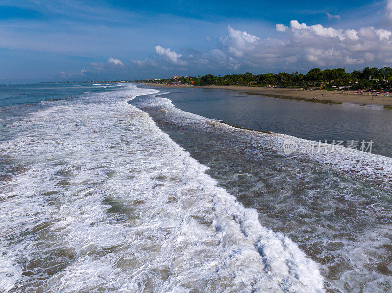 从上面看到的海浪，印尼巴厘岛的水明漾海滩