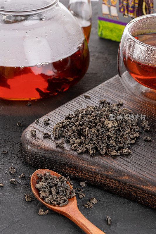 绿色中国铁观音乌龙茶。茶壶里的热绿茶