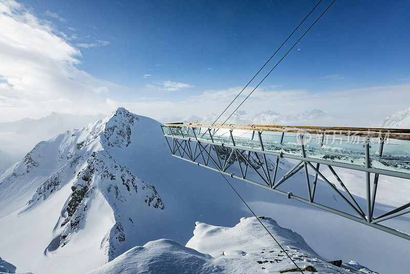 玻璃覆盖的人行桥，用钢索悬挂在冬季滑雪胜地索登