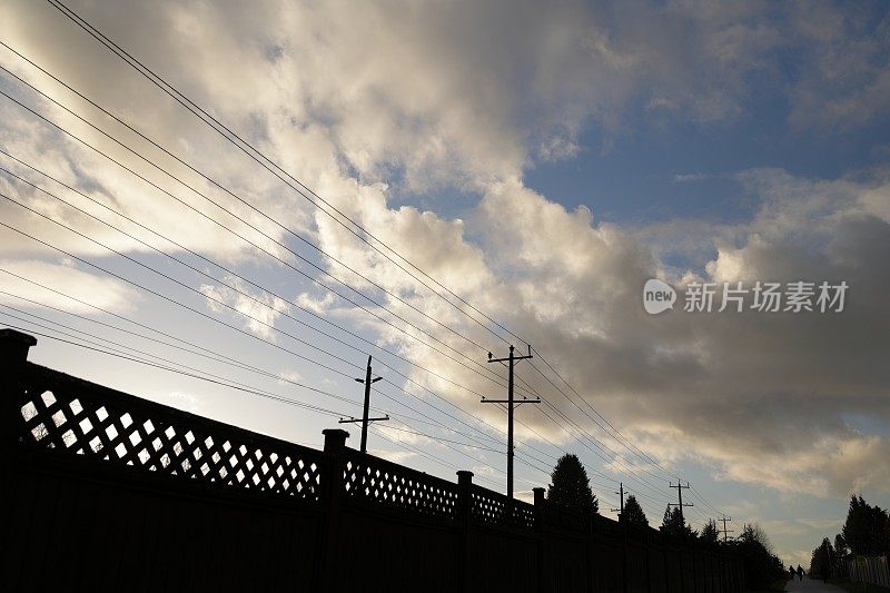 加拿大电线杆上戏剧性的冬季天空