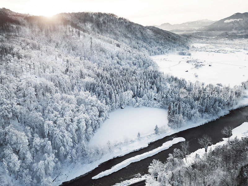 在山谷中欣赏冬天的自然美景，太阳在山上落下