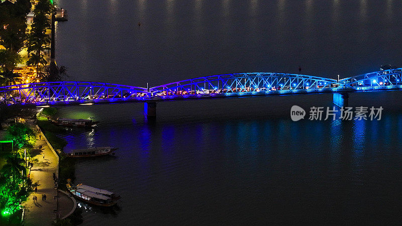 顺化市夜景鸟瞰图，顺化是越南非常著名的旅游胜地