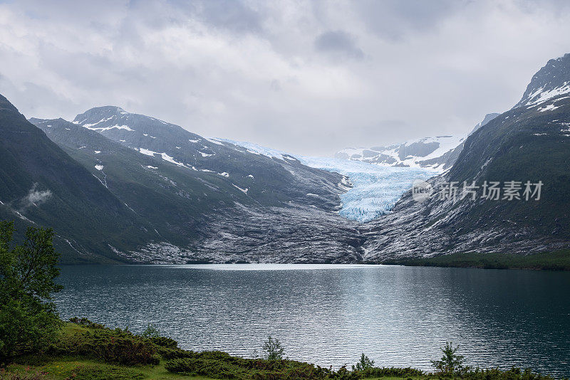 俯瞰斯瓦蒂森冰川，这张照片捕捉到了冰、山坡和挪威平静的湖泊之间惊人的相互作用