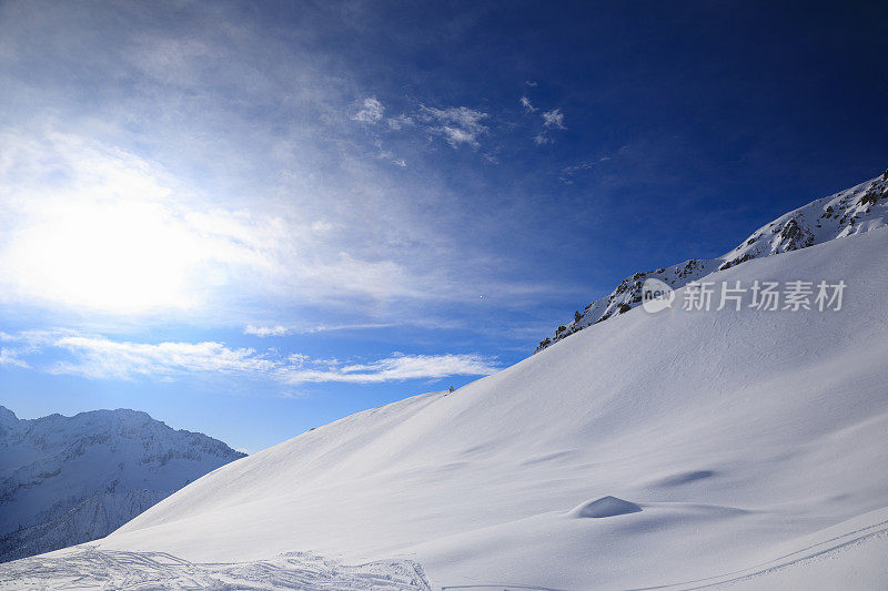 粉雪。完美的滑雪斜坡。山顶的高山景观。阳光明媚的滑雪胜地谷加迪纳雪山白云石超级滑雪区。滑雪胜地。意大利、欧洲。