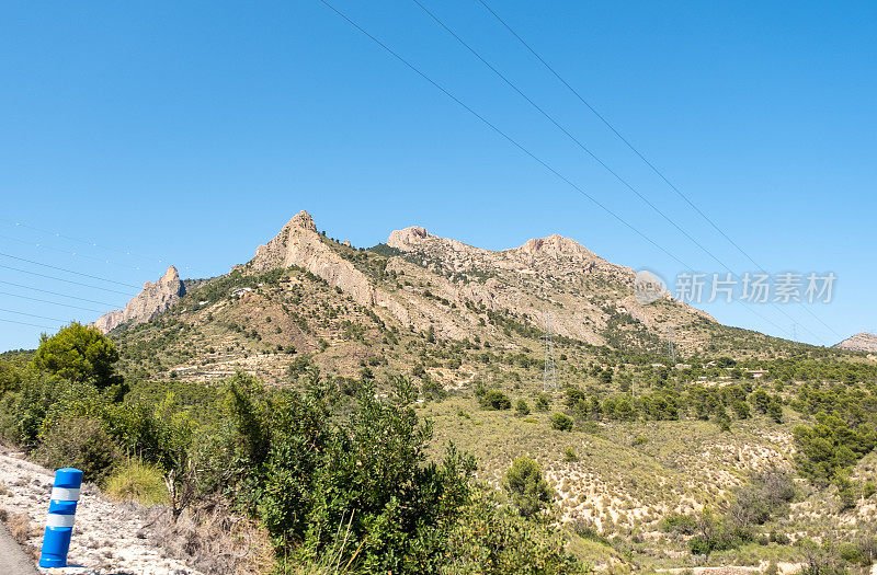 夏季阿利坎特地区的景观，科迪勒拉和卡德科多尔山。