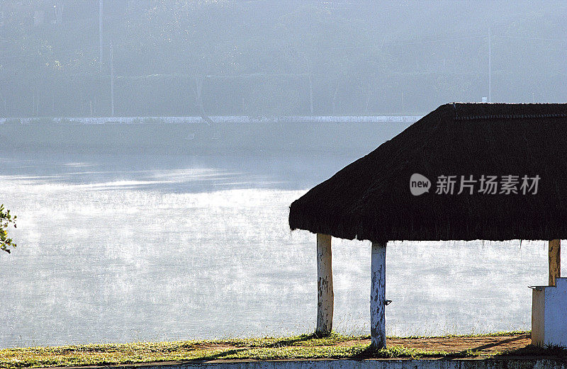 水蒸气从湖里冒出来