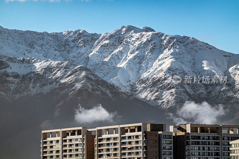 在智利圣地亚哥，白雪皑皑的安第斯山脉为背景