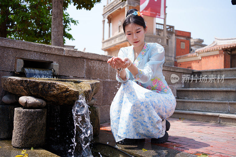 女人用手灌水