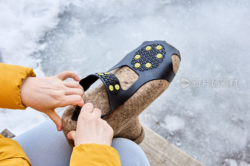 在毡靴上穿镶有铆钉的套鞋，以提高在冰面上的牵引力，防止滑倒。