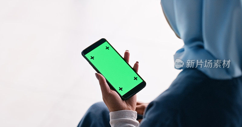 穆斯林妇女、护士和拿着手机或绿屏的手，用于远程医疗应用的广告或营销。戴着头巾的医疗保健女性在智能手机上为伊斯兰新闻、网站或模型空间拍照