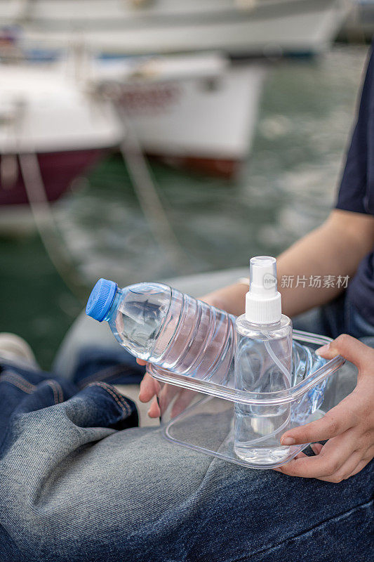 一个女孩倒古龙水，拿着水瓶