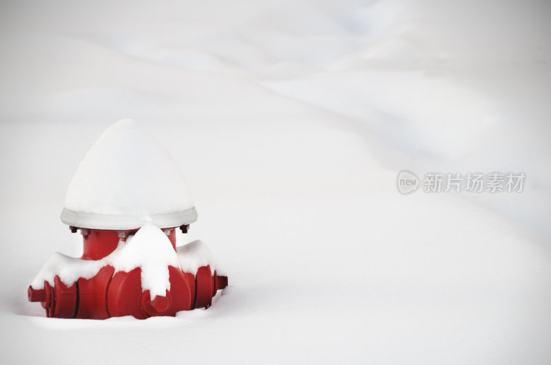 红色的消防栓埋在雪里。