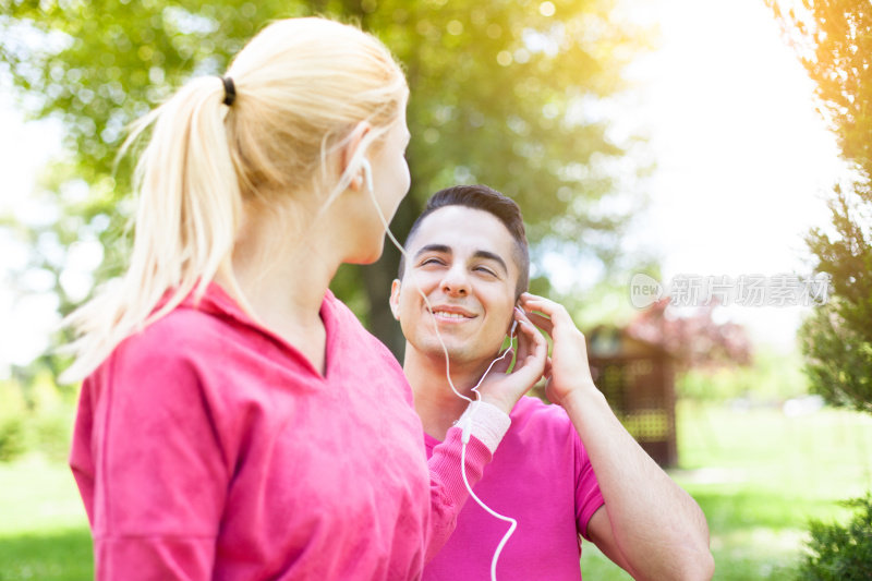 一对可爱的情侣一起健身后听音乐。