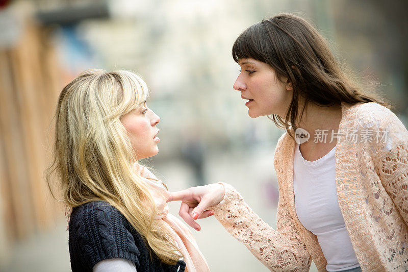 两个女人在街上吵架